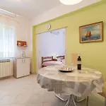 8 شقة *