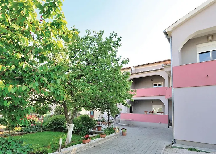 8 アパート ザダル